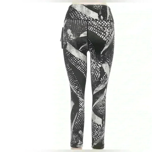 Lululemon Leggings in Black and White (Women's Size 6) - Picture 2 of 10